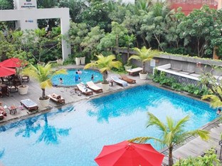 kolam renang luar ruangan, outdoor swimming pool, hotel ibis solo, ibis hotel solo